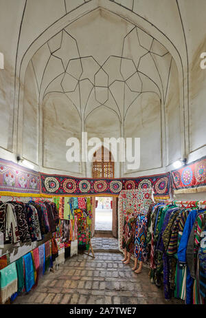 Boutique de souvenirs à l'intérieur de Kukeldash Madrassa ou Koʻkaldosh la Madrasa, Boukhara, Ouzbékistan, l'Asie centrale Banque D'Images