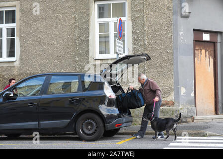 Un homme et son chien évacuer leur domicile au cours de la neutralisation de bombes.Une bombe de la Deuxième Guerre mondiale a été désactivé dans la ville slovène de Maribor après l'évacuation de quelque 1 000 personnes. La bombe de 500 kg a été découverte durant les travaux de construction sur le chemin de fer. Banque D'Images
