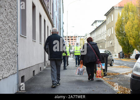 Les gens évacuer leur domicile au cours de la neutralisation de bombes.Une bombe de la Deuxième Guerre mondiale a été désactivé dans la ville slovène de Maribor après l'évacuation de quelque 1 000 personnes. La bombe de 500 kg a été découverte durant les travaux de construction sur le chemin de fer. Banque D'Images
