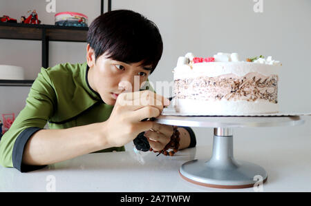 L Homme Chinois Liu Zepeng Fait Un Gateau D Anniversaire Avec Film D Animation Chinois Ne Zha A Qingdao City Au Nord La Province De Shanxi 7 Augus Photo Stock Alamy