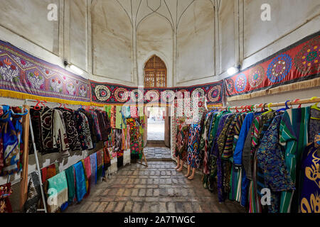 Boutique de souvenirs à l'intérieur de Kukeldash Madrassa ou Koʻkaldosh la Madrasa, Boukhara, Ouzbékistan, l'Asie centrale Banque D'Images