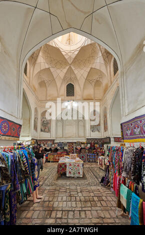 Boutique de souvenirs à l'intérieur de Kukeldash Madrassa ou Koʻkaldosh la Madrasa, Boukhara, Ouzbékistan, l'Asie centrale Banque D'Images