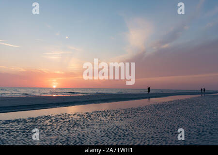 Silhouette d'une personne qui marche sur la plage de Clearwater, Floride Banque D'Images