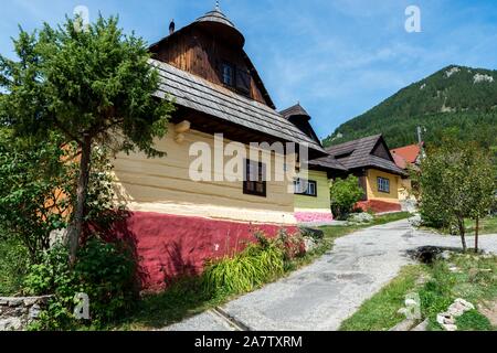 L'Vlkolinec à Velka Fatra est un village classé au patrimoine mondial de l'UNESCO. Jusqu'à présent, 30 résidents permanents vivent dans les maisons en bois d'origine. Banque D'Images