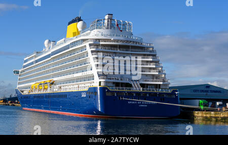 MV esprit de découverte le plus grand navire de croisière pour des croisières d'exploitation Saga amarré au terminal de croisière de la ville, Port de Southampton, Southampton. Banque D'Images