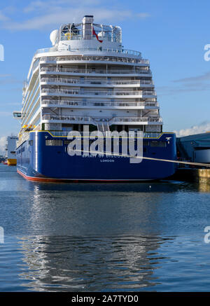 MV esprit de découverte le plus grand navire de croisière pour des croisières d'exploitation Saga amarré au terminal de croisière de la ville, Port de Southampton, Southampton. Banque D'Images