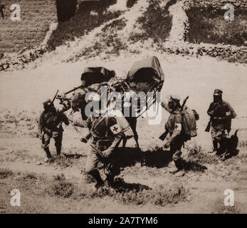 Croix-rouge transportant des soldats blessés pendant la campagne du Sinaï et de la Palestine du théâtre moyen-orientale de la Première Guerre mondiale, il a été combattu par la Révolte Arabe et l'Empire britannique, contre l'Empire Ottoman et ses alliés impériale allemande. Il a commencé comme une tentative ottomane à un raid sur le Canal de Suez en 1915, et a pris fin avec l'armistice de Moudros en 1918, conduisant à la cession de la Syrie ottomane. Banque D'Images