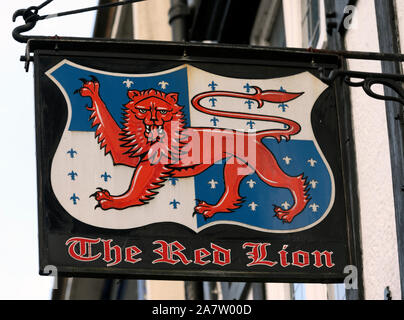 Hanging enseigne de pub pour le Red Lion Public House, High Street, Southampton, Hampshire, England, UK Banque D'Images