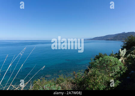 Les eaux bleu clair de la Méditerranée autour de la côte de Cefalú sur l'île de la Sicile, en Italie. Banque D'Images