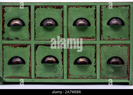 Petite boîte marron vert avec de nombreux tiroirs poignées en métal style shabby Banque D'Images