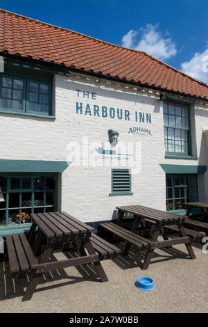 L'Harbour Inn public house, port de Southwold, Suffolk, UK. Banque D'Images