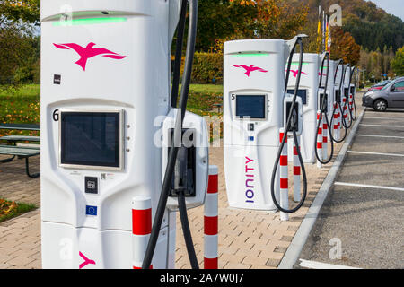 Haute puissance IONITY non utilisés - charge / unités HPC, réseau de chargeurs rapides pour les véhicules électriques / Voitures électriques à la station service en Allemagne Banque D'Images