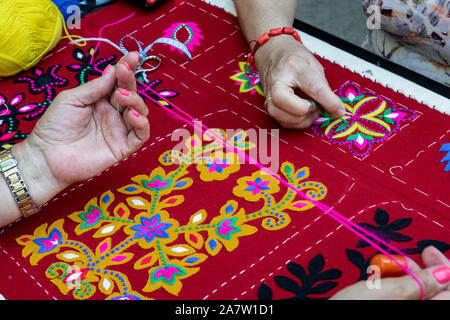 Broderie typique de la ville de Carbajales de Alba, dans la province de Zamora. Espagne Banque D'Images