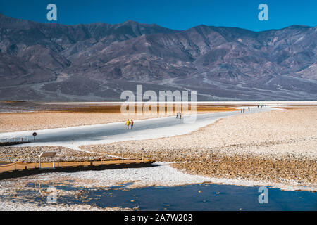 La vallée de la mort, Californie/USA - 31 octobre 2019 du bassin de Badwater Badwater et piscine dans Death Valley National Park Banque D'Images