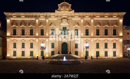 L'Auberge de Castille à Valletta, Malte. Le bâtiment actuel remonte à 1740, quand il a été entièrement reconstruit au cours de la magistrature de Manuel P Banque D'Images