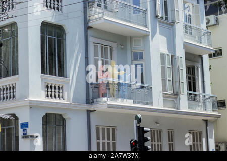 Tel Aviv, Israël - 10 mai 2017 : célèbre sculpture de l'Ofra Zimbalista de choristes sur le balcon à l'hôtel de Rothschild à Tel Aviv Banque D'Images