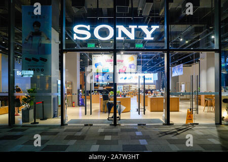 SHENZHEN, CHINE - 21 avril 2019 : shopfront de Sony Store à Shenzhen dans la nuit. Banque D'Images