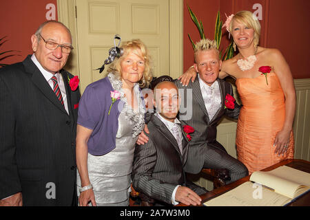 Couple Gay, profiter de la compagnie de leur famille à la signature du registre à BrightonTown Hall. Banque D'Images