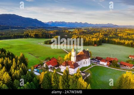 Wieskirche dans la lumière du matin, à l'église de pèlerinage de Sauveur flagellé sur la Wies, Wies, près de Steingaden, Pfaffenwinkel, vue aérienne, la Banque D'Images