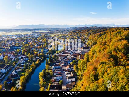 Vieille ville de Wolfratshausen avec Loisach et la forêt de montagne, vue aérienne, Upper Bavaria, Bavaria, Germany Banque D'Images