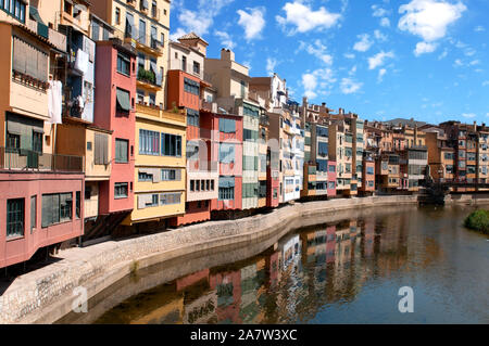 La ville de Gérone, avec des maisons qui se reflètent sur la rivière en Catalogne, Espagne Banque D'Images