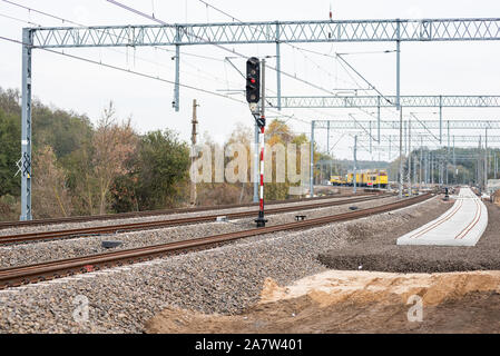 Modernisation de la ligne de chemin de fer en Pologne. Nouvelle piste, pierre concassée, traverses, poteaux, poutres, à l'infrastructure énergétique. Banque D'Images