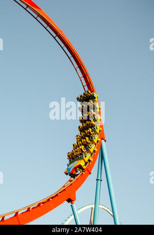 Barcelone, Espagne- 3 Août 2012 : les jeunes sur un Rollercoaster ride extrême dans le célèbre parc d'attractions Port Aventura contre un ciel bleu à Barcelone Banque D'Images