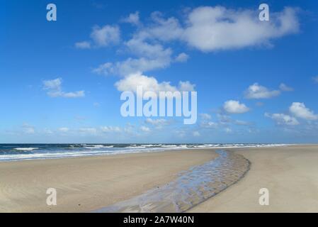 Vagues à manquer à la plage de sable fin, ciel bleu avec des nuages cumulus d'emboutissage profond (Cumulus) sur la mer du Nord, Kampen, Sylt, îles frisonnes du Nord Banque D'Images