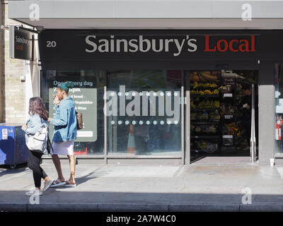 Londres, UK - circa 2019 SEPTEMBRE : Sainsbury's storefront Banque D'Images