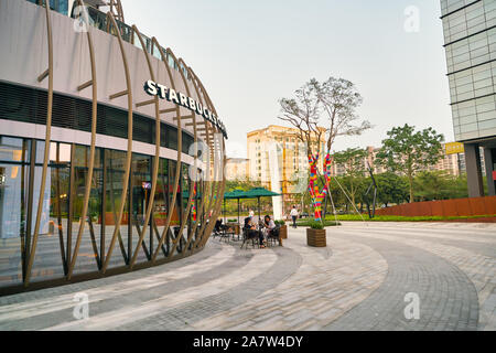 SHENZHEN, CHINE - circa 2019 avril : café Starbucks situé à Shenzhen. La société Starbucks Coffee Company est un café et la chaîne. Banque D'Images
