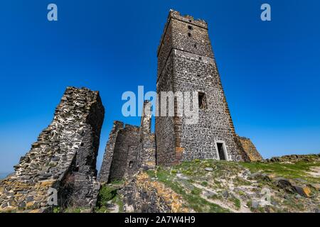 Hazmburk est un remarquable ruine d'un château fort gothique près de Klapy village. Les ruines sont protégées en tant que monument culturel de la République tchèque Banque D'Images