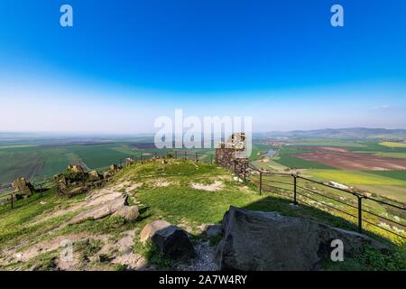 Hazmburk est un remarquable ruine d'un château fort gothique près de Klapy village. Les ruines sont protégées en tant que monument culturel de la République tchèque Banque D'Images