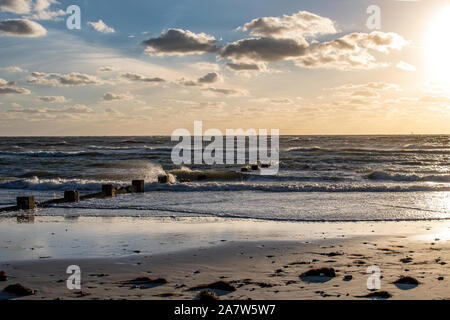 Vagues se briser comme le soleil se couche sur le golfe du Mexique Banque D'Images