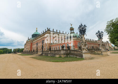 Potsdam, Berlin - Allemagne - Août 7, 2019 : aperçu de l'ensemble de la façade du château de Sanssouci. Banque D'Images