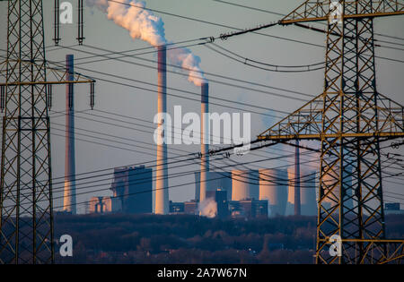 Les lignes électriques, pylônes à haute tension, à Essen, derrière l'éon disque centrale à charbon, Gelsenkirchen Scholven, éoliennes Banque D'Images