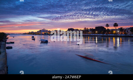 Red Canoe Rivière Guadalete Puerto de Santa Maria cadiz, Espagne Banque D'Images