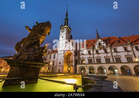 Fontaine d'Hercule et de la tour de l'hôtel de ville d'Olomouc Banque D'Images