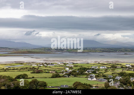 La baie de Westport et petites îles, de fermes et de plages prises à partir de la montagne Croagh Patrick, Westport, Irlande Banque D'Images