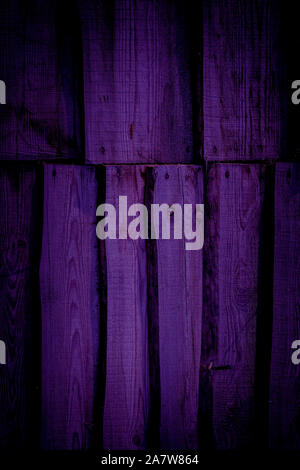 Planche en bois violet foncé en toile de fond. Contexte en bois naturel. Beau fond d'écran du smartphone. Sol mur ou une clôture design extérieur Banque D'Images