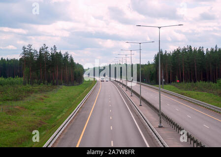 Section de l'autoroute M-11. La direction dans la direction de Saint-Pétersbourg Banque D'Images