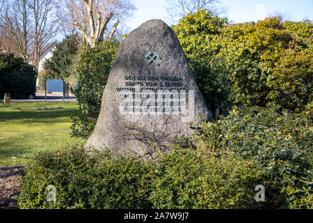 Cimetière à Essen-Karnap, tombes et pierre commémorative pour les victimes d'un accident de mine le 5 décembre 1952, Matthias Stinnes mine de charbon, Banque D'Images