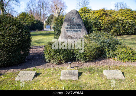 Cimetière à Essen-Karnap, tombes et pierre commémorative pour les victimes d'un accident de mine le 5 décembre 1952, Matthias Stinnes mine de charbon, Banque D'Images