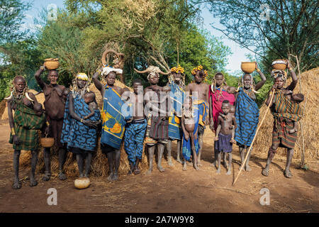 L'ETHIOPIE, vallée de l'OMO, 6 mai : groupe de femmes et d'enfants de la plus sauvage et la plus dangereuse de la tribu Mursi africaine personnes vivant selon traditi original Banque D'Images