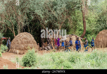 L'ETHIOPIE, vallée de l'OMO, 6 mai : Village de la plus sauvage et la plus dangereuse de la tribu Mursi africains les gens qui vivent selon des traditions d'origine dans la vallée de l'Omo, M Banque D'Images