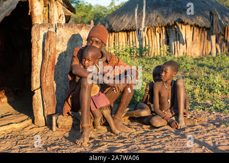 La Namibie, OMUSATI RÉGION, 6 mai : vieil homme Himba froissé avec des enfants en face de la cabane. Les himbas sont indigènes des peuples ethniques namibienne, dans le nord de Banque D'Images