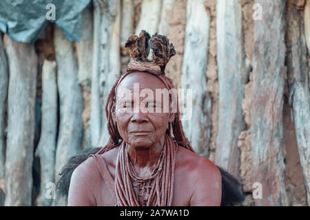 La Namibie, OMUSATI RÉGION, 6 mai : grand-mère femme Himba traditionnel avec hairstyle et des colliers autour du cou. Les himbas sont indigènes pe namibienne Banque D'Images