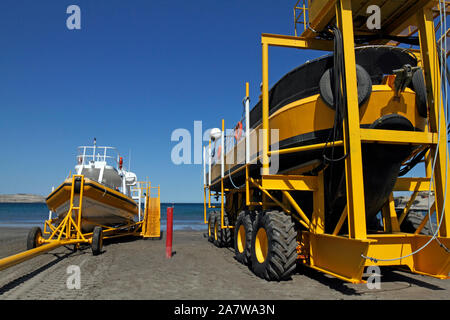 Le sous-marin jaune. Un spécialiste des baleines semi submersible bateau ce qui permet de regarder au-dessus et au-dessous de la flottaison. Banque D'Images