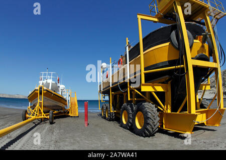 Le sous-marin jaune. Un spécialiste des baleines semi submersible bateau ce qui permet de regarder au-dessus et au-dessous de la flottaison. Banque D'Images