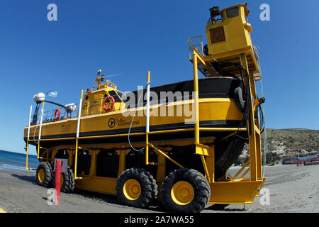 Le sous-marin jaune. Un spécialiste des baleines semi submersible bateau ce qui permet de regarder au-dessus et au-dessous de la flottaison. Banque D'Images