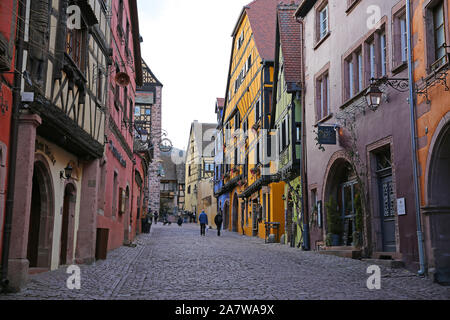 Maisons traditionnelles colorées à colombages d'Alsace dans le village de Riquewihr, en France Banque D'Images